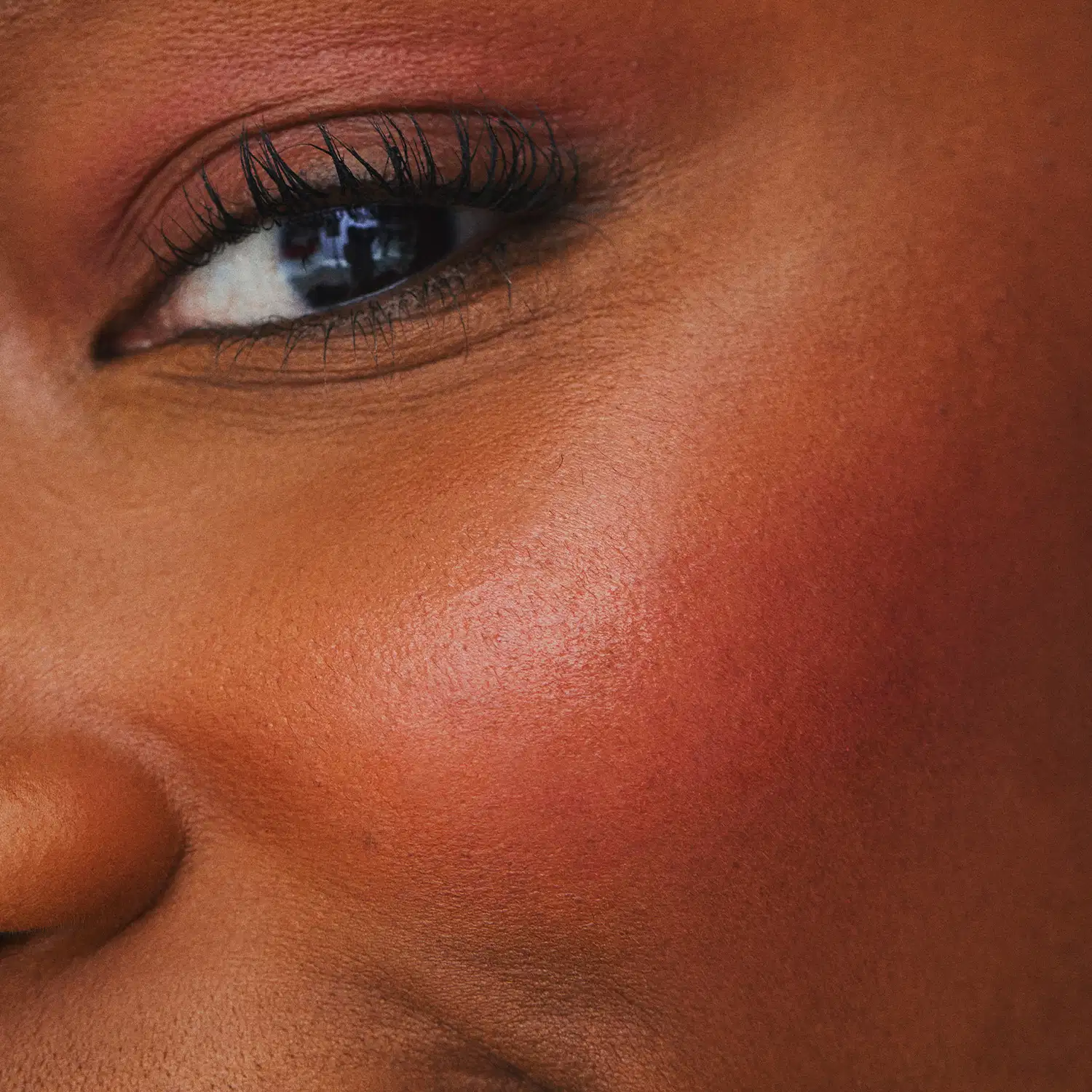 Imagem de um rosto feminino destacando as maçãs do rosto rosadas com o jelly blush Pink Toda Fresh Quem Disse, Berenice?.