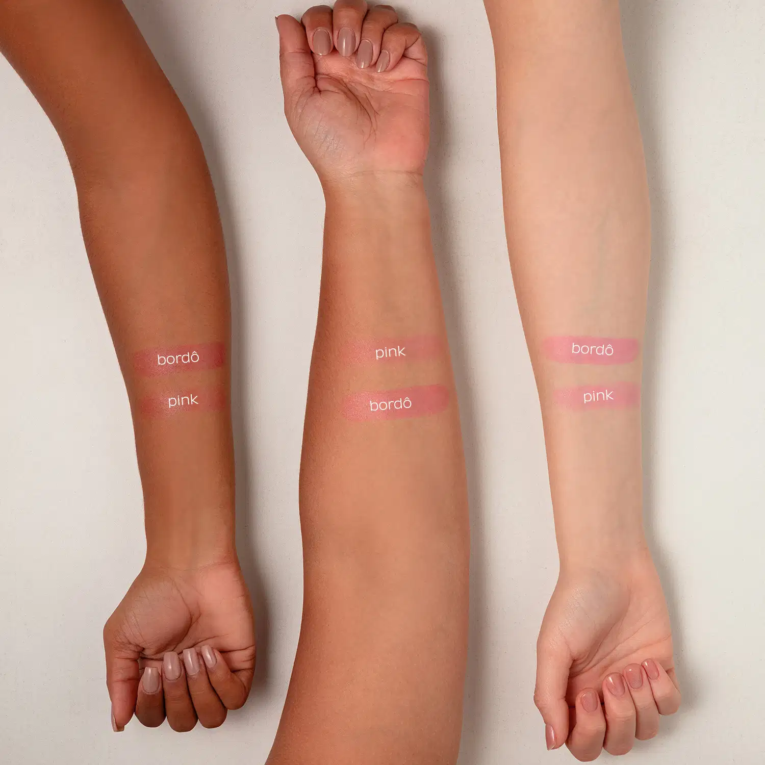 Três braços femininos de cores de peles diferentes e, em cada um deles, duas amostras de cores do blush jelly Toda Fresh Quem Disse, Berenice? mostrando como eles ficam na pele.