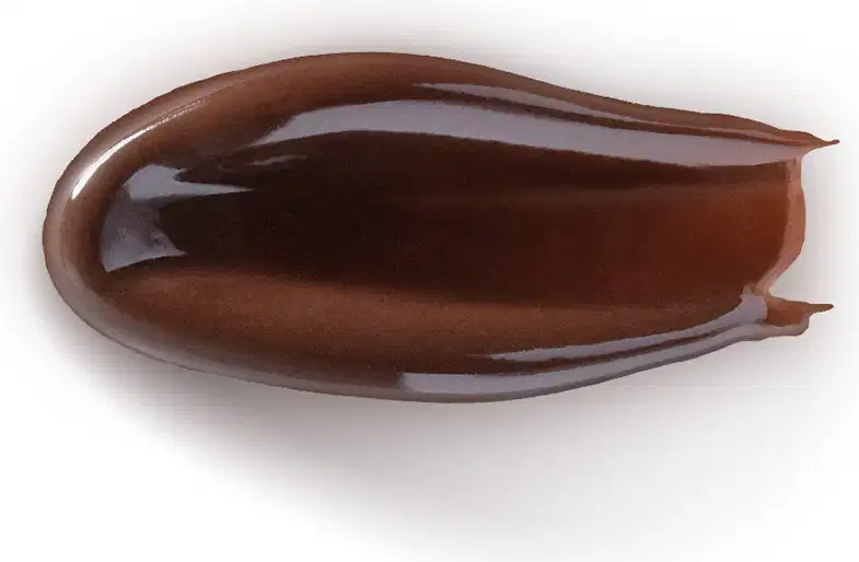 A textura deste produto de beleza é cremosa, com um brilho escuro e acetinado. Sua consistência é suave e sedosa, com uma aparência viscosa e fluida.