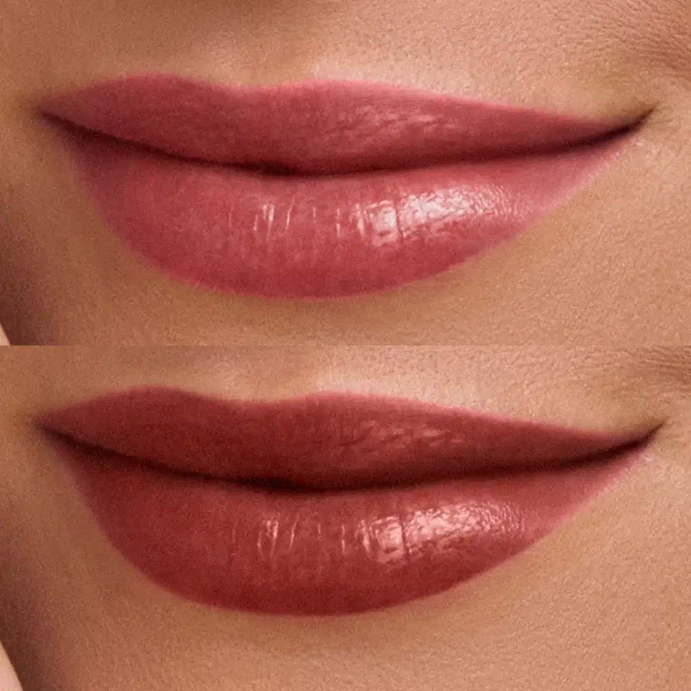 Imagem de lábios com aplicação de batom vermelho, provavelmente em um ambiente de maquiagem ou salão de beleza. A textura e o acabamento do batom sugerem um produto de alta qualidade e durabilidade.