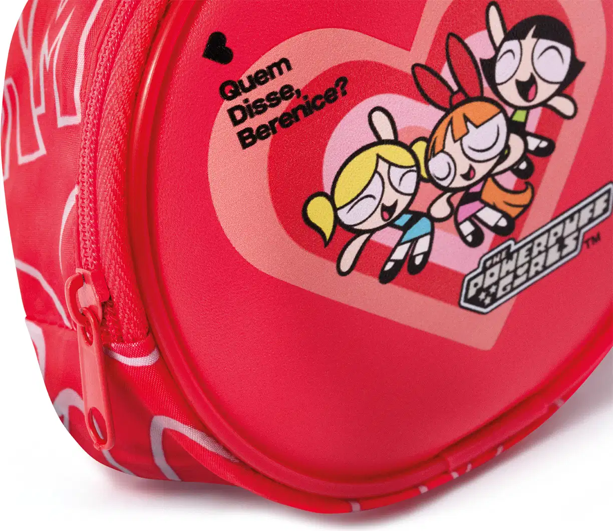 Bolsa redonda vermelha com estampa das Meninas Superpoderosas, com coração rosa e texto "Quem disse, Berenice?". O logotipo da marca "The Powerpuff Girls" é exibido no topo.