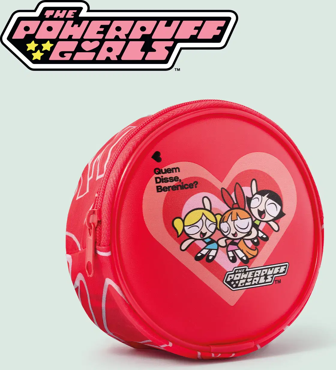 Bolsa redonda vermelha com estampa das Meninas Superpoderosas, com coração rosa e texto "Quem disse, Berenice?". O logotipo da marca "The Powerpuff Girls" é exibido no topo.