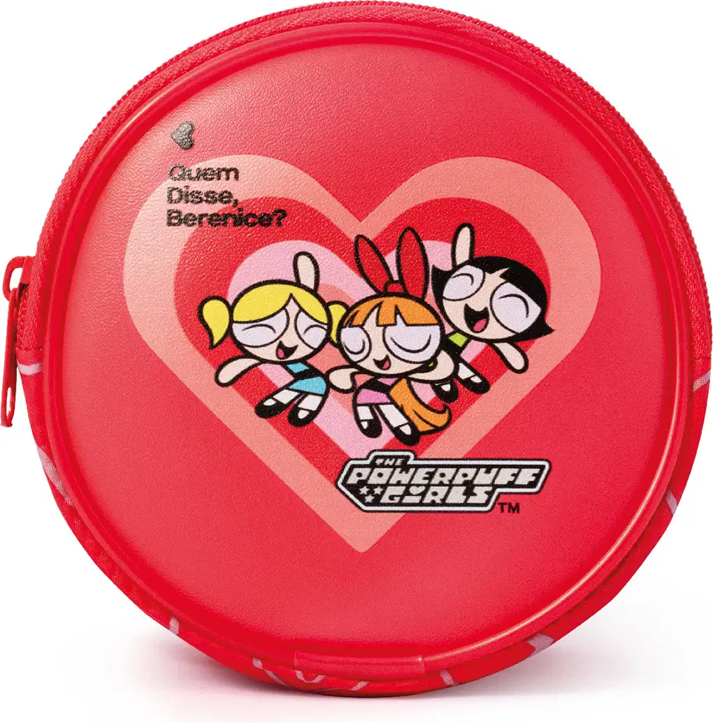 Bolsa redonda vermelha com estampa das Meninas Superpoderosas, com coração rosa e texto "Quem disse, Berenice?". O logotipo da marca "The Powerpuff Girls" é exibido no topo.