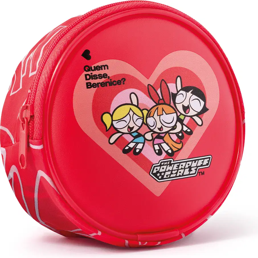Bolsa redonda vermelha com estampa das Meninas Superpoderosas, com coração rosa e texto "Quem disse, Berenice?". O logotipo da marca "The Powerpuff Girls" é exibido no topo.