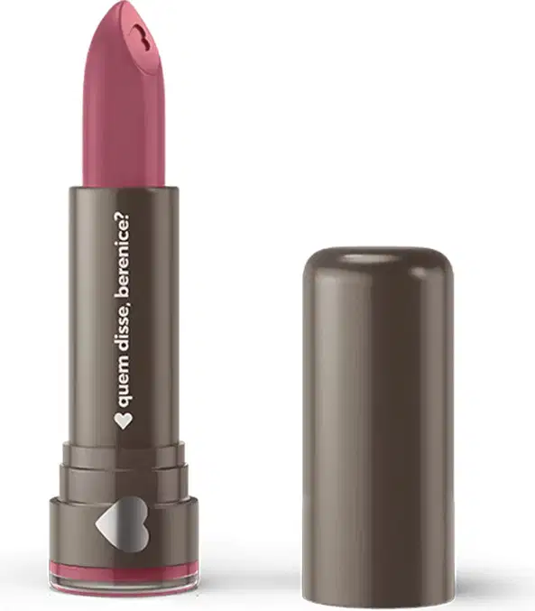 Um item de perfumaria rosa em formato de batom com embalagem metálica cinza. O rótulo exibe o texto "Quem Disse, Berenice?" em letras brancas.