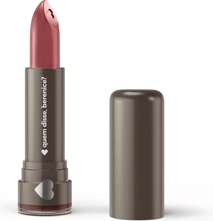 Batom da marca Quem Disse, Berenice? em embalagem metálica com detalhes em rosa, apresentando o nome da marca e um coração no rótulo.