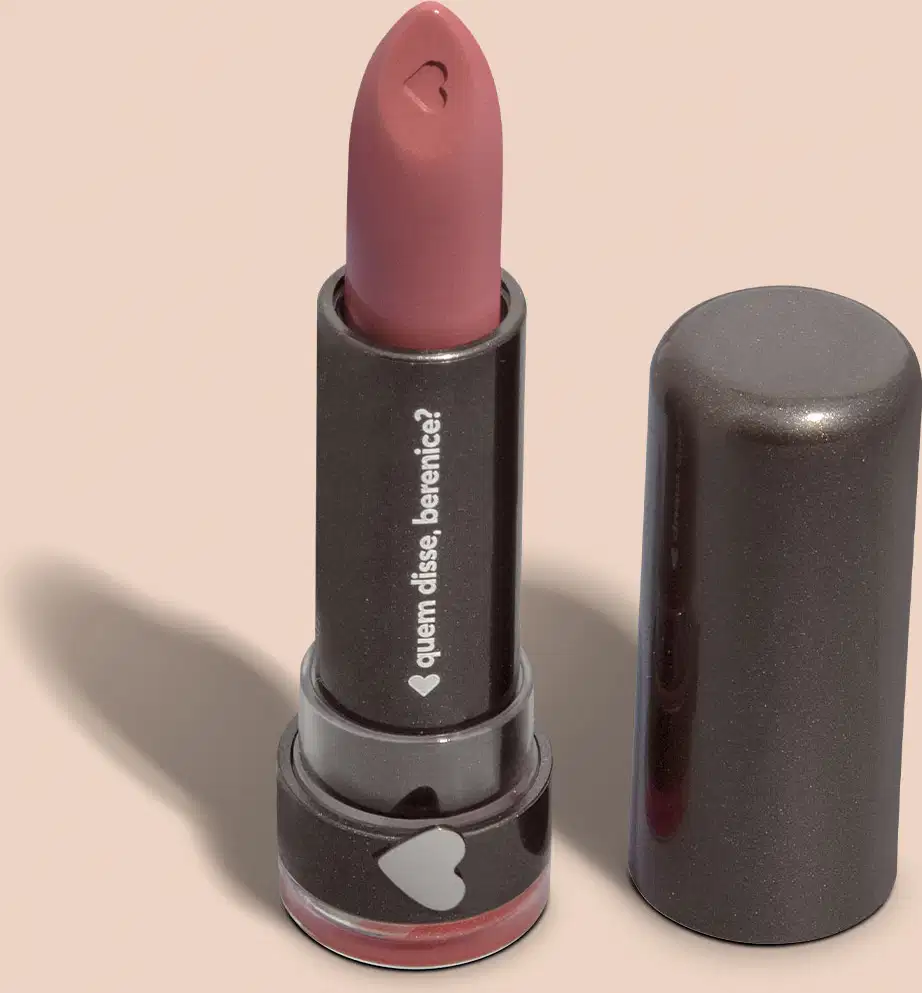 Batom da marca Quem Disse, Berenice? em embalagem preta com detalhes em prata, contendo um batom de cor rosa escuro.