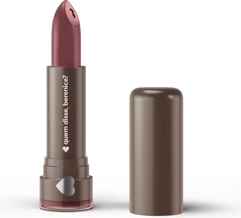 Batom cremoso da marca Quem Disse, Berenice? em embalagem cilíndrica de tom marrom, com logotipo e detalhes em rosa escuro. Produto com acabamento fosco e aspecto cremoso.