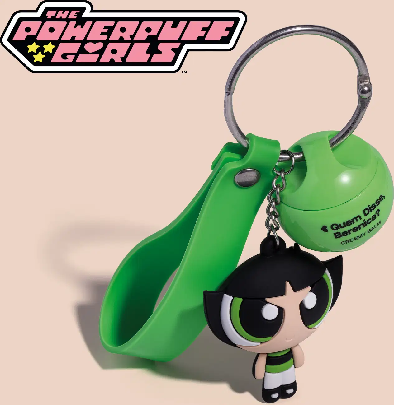 Chaveiro em formato de personagem das Meninas Superpoderosas, com vestido verde e cabelo preto, acompanhado de um chaveiro verde. O produto é da marca Quem Disse, Berenice?