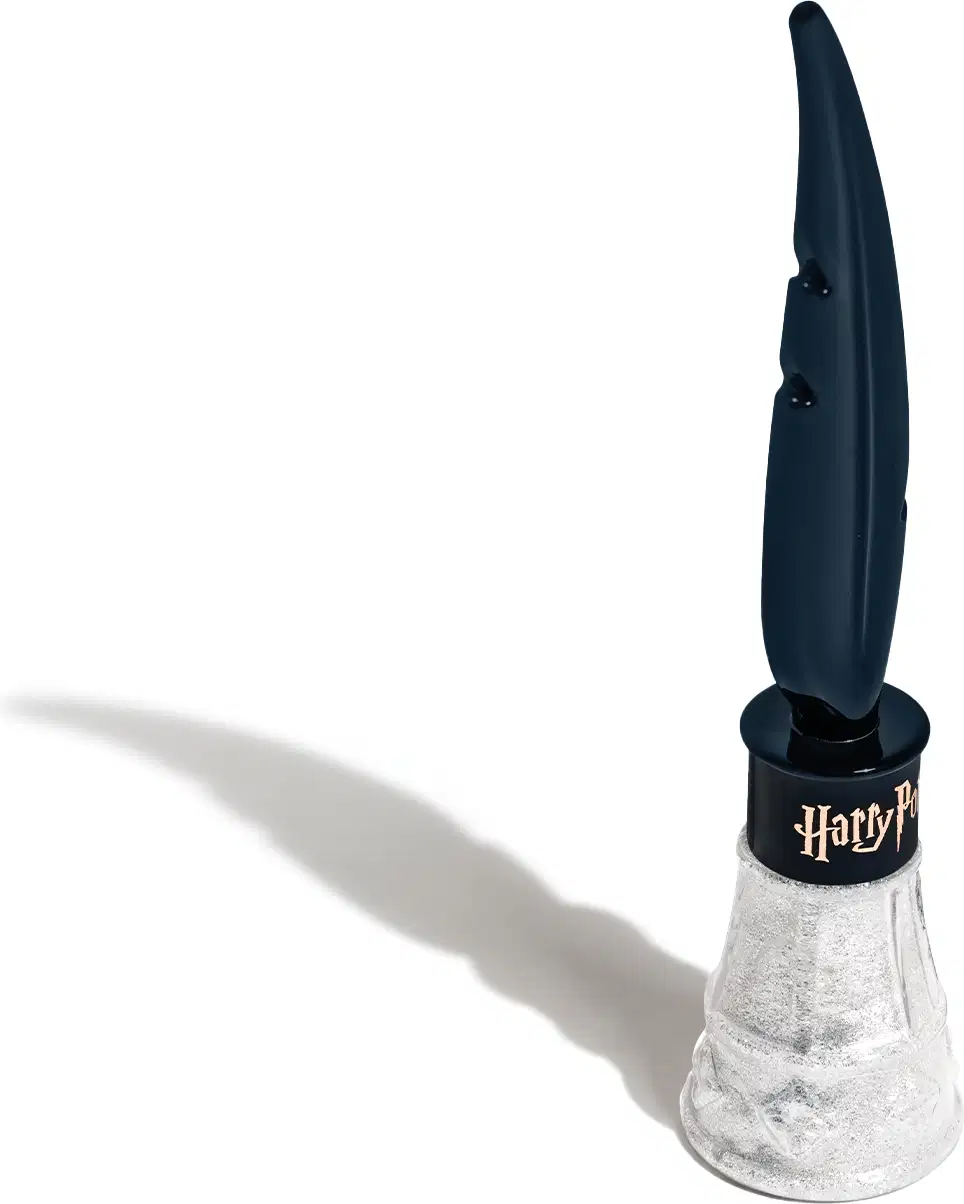 Frasco transparente com líquido branco contendo 7ml de delineador líquido branco iluminado Expecto Patronum Harry Potter Quem Disse, Berenice? com tampa em formato de pena com letras douradas.