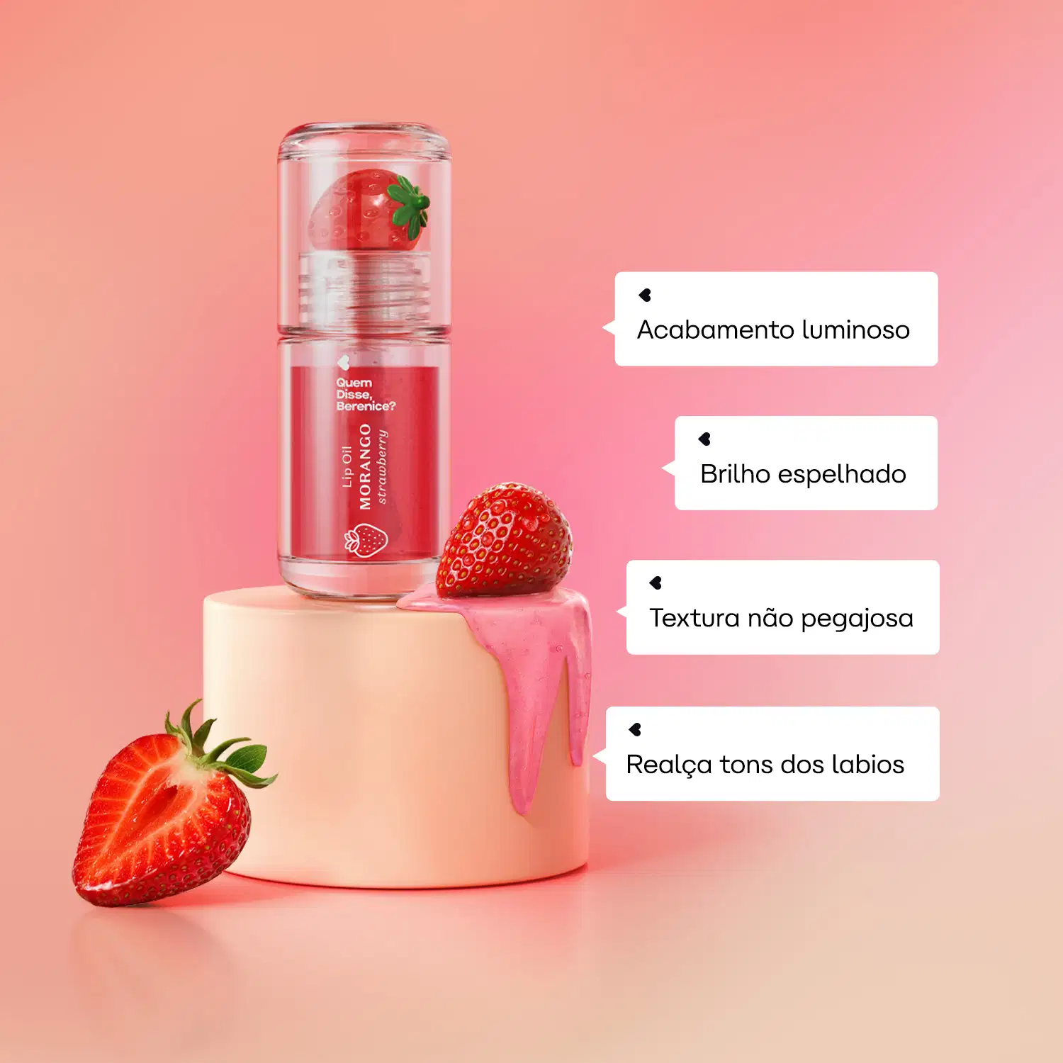Imagem do Lip Oil Cuide-se Bem Morango. A embalagem transparente está fechada, há morangos decorando o cenário com, fundo rosa e informações como "Acabamento luminoso", "brilho espelhado", "textura não pegajosa" e "Realça o tom dos lábios".