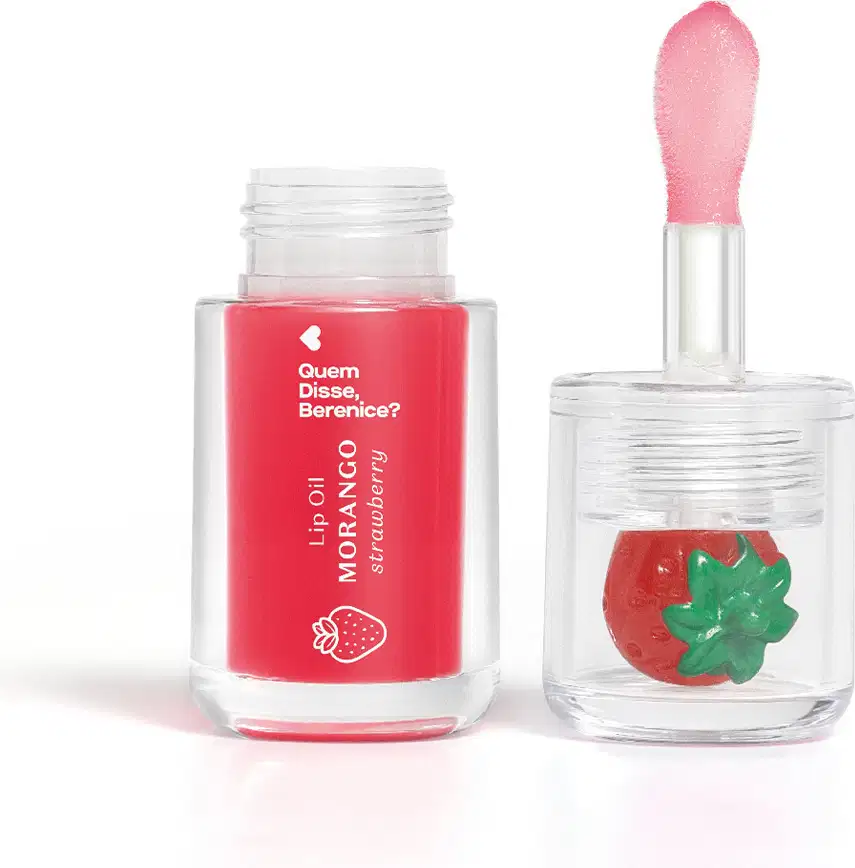 Imagem de um frasco transparente com tampa contendo um líquido vermelho e um aplicador em formato de esponja. Rótulo mostra se tratar do Lip Oil Cuide-se Bem Morango da marca Quem Disse, Berenice. 