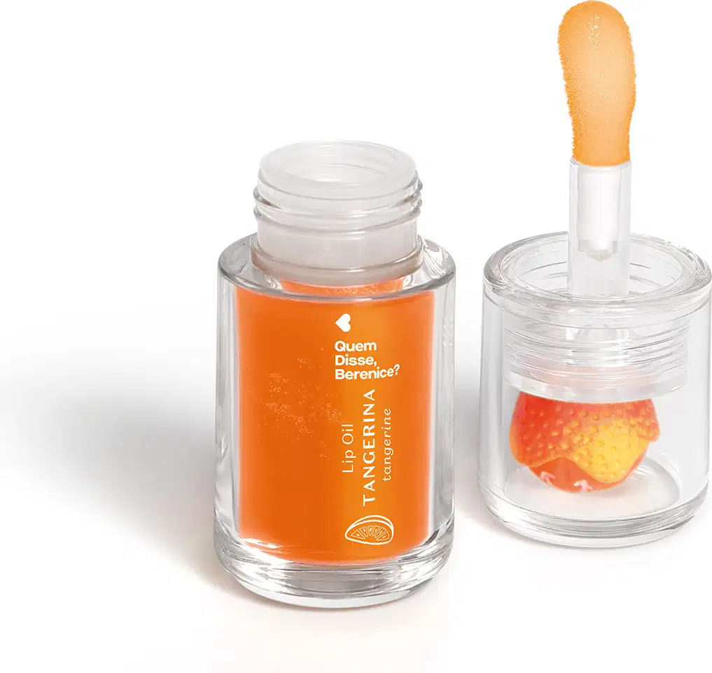 Frasco de vidro com tampa contendo um líquido laranja e um aplicador em formato de esponja. Rótulo com texto "Quem disse, Berenice?" e "Lip oil Tangerina". Embalagem transparente com produto de beleza em formato de óleo labial.