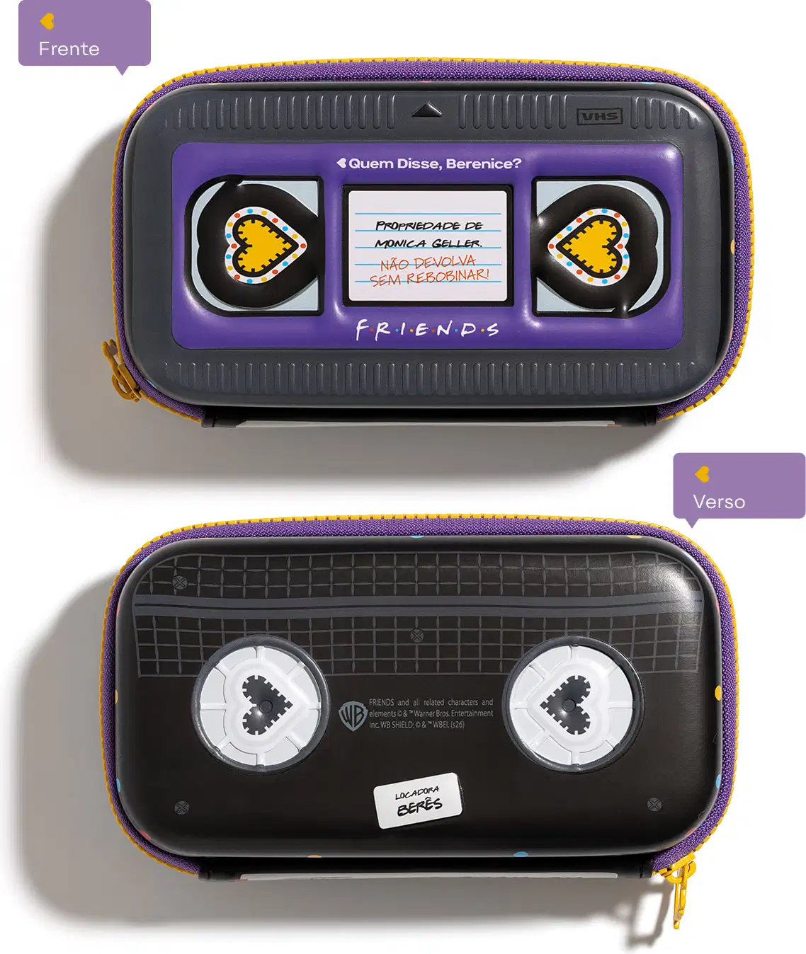 Acessório com design inspirado na série de TV "Friends". Imita fita VHS com uma mensagem sobre não devolver algo sem recarregar. Possui detalhes em roxo e amarelo, com ícones de coração em ambos os lados e no verso do item.