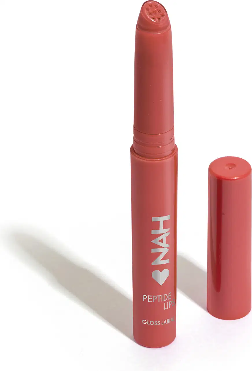 Batom labial em embalagem vermelha com texto "Nah" e "Peptide Lip" em branco. O produto possui formato cilíndrico e tampa destacável, com acabamento brilhante.