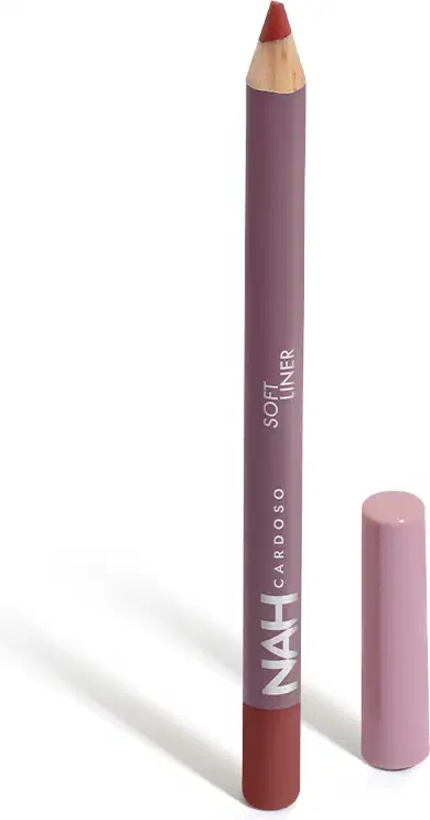 Lápis de maquiagem labial da marca Nah Cardoso, em embalagem roxa com texto em branco. O lápis tem formato cilíndrico e ponta rosa, indicando a cor do produto.
