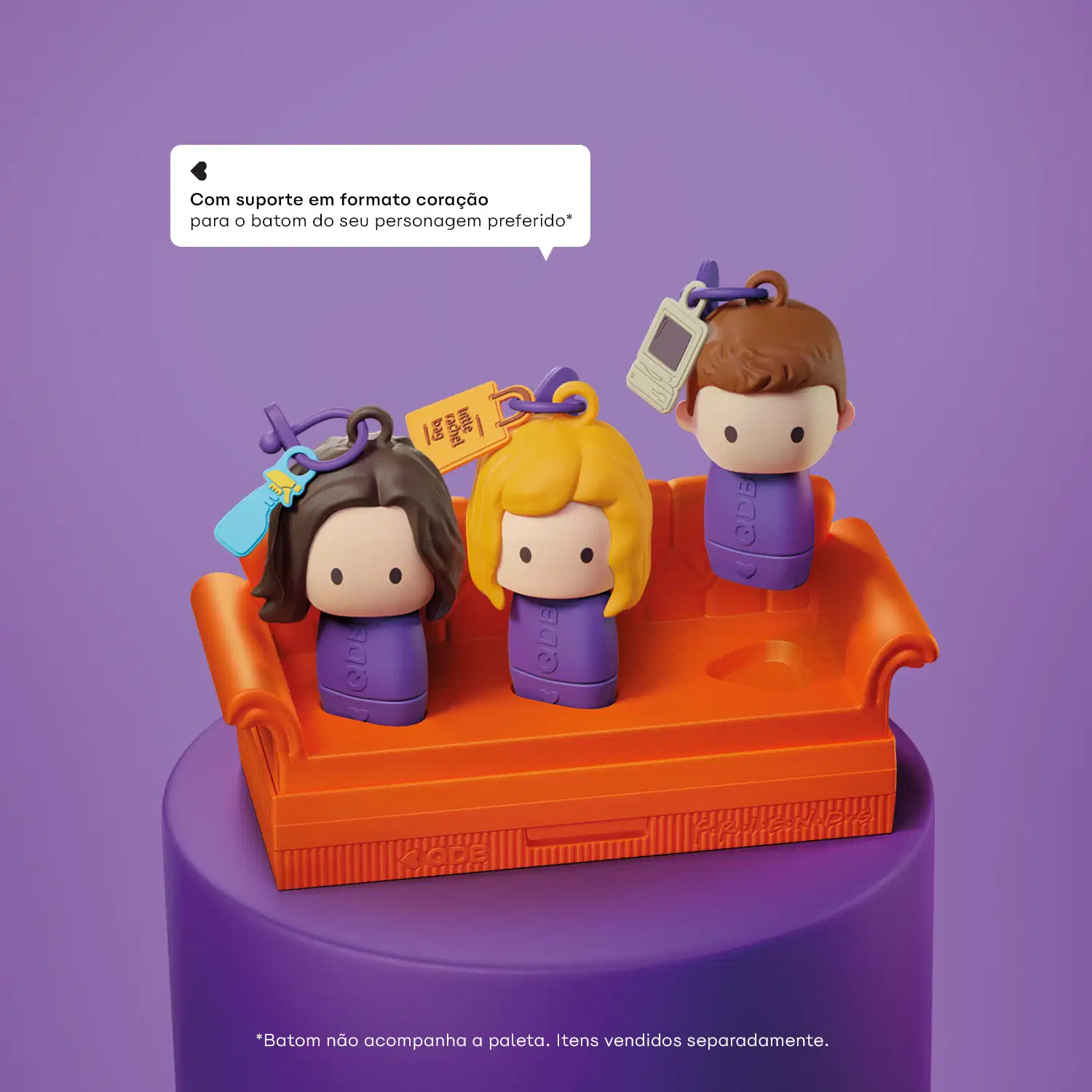 Três bonecos de plástico coloridos em uma paleta laranja sobre um fundo roxo. Os bonecos têm cabelos e roupas diferentes, representando diferentes personagens. Uma mensagem, indicando suporte em formato coração para o fundo do personagem preferido.