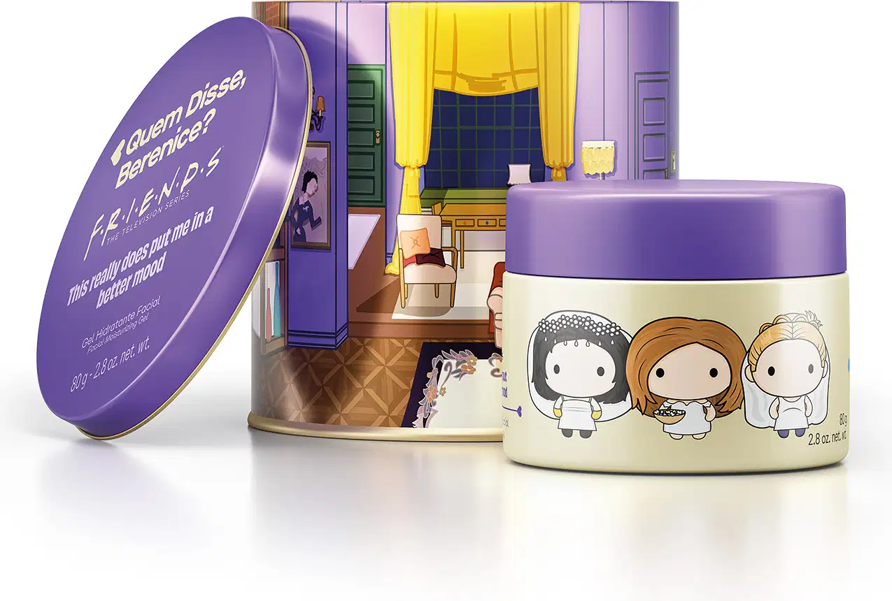 Recipiente1 em forma circular, com tampa roxa e decoração de personagens. Embalagem com texto "Quem Disse, Berenice?" em fundo roxo. Ao fundo, recipiente 2 com ilustrações de personagens em fundo claro. Ambiente interno com móveis e cortinas visíveis.