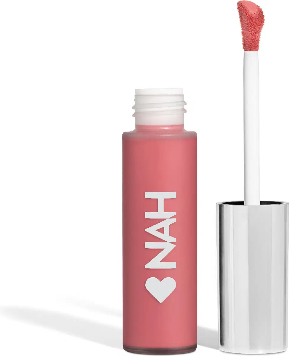Frasco de item de maquiagem da marca Nah Cardoso, com aplicador em forma de pincel, contendo líquido rosa em embalagem branca com logotipo em destaque.
