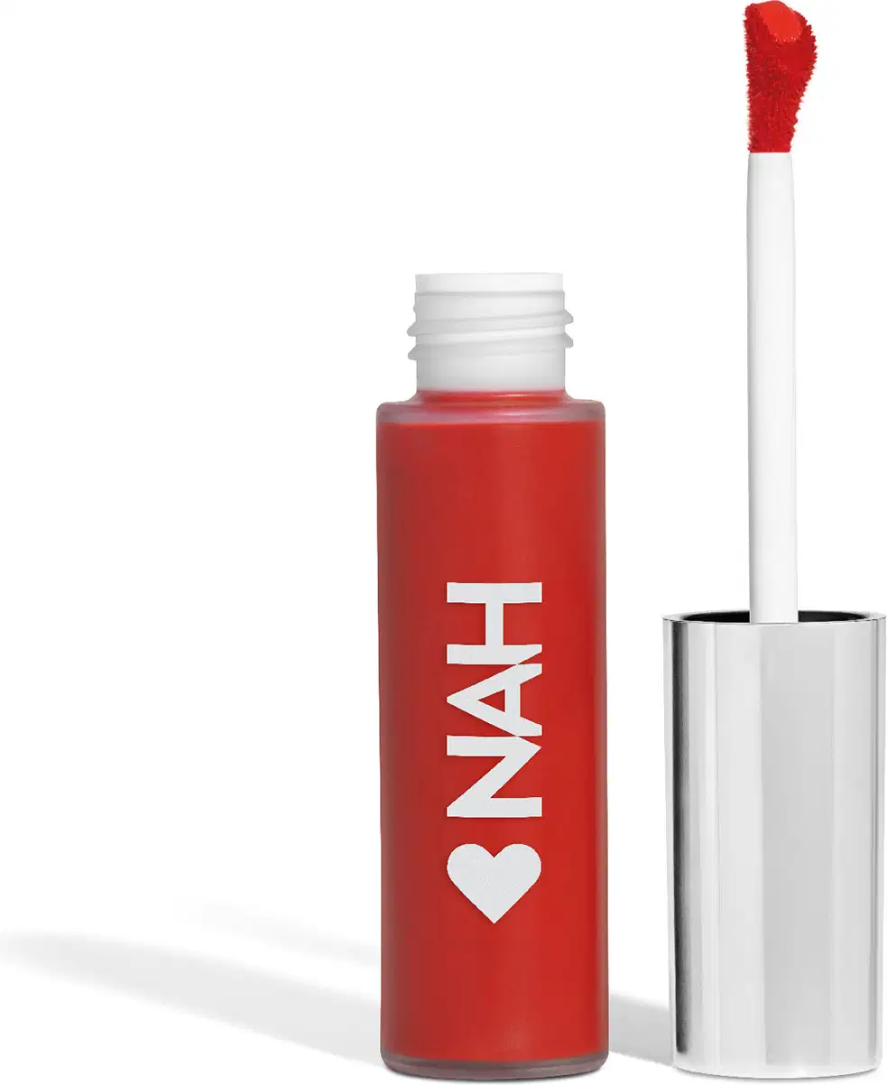 Frasco de item de make da marca Nah Cardoso, com aplicador em forma de pincel, na cor vermelha com texto branco.