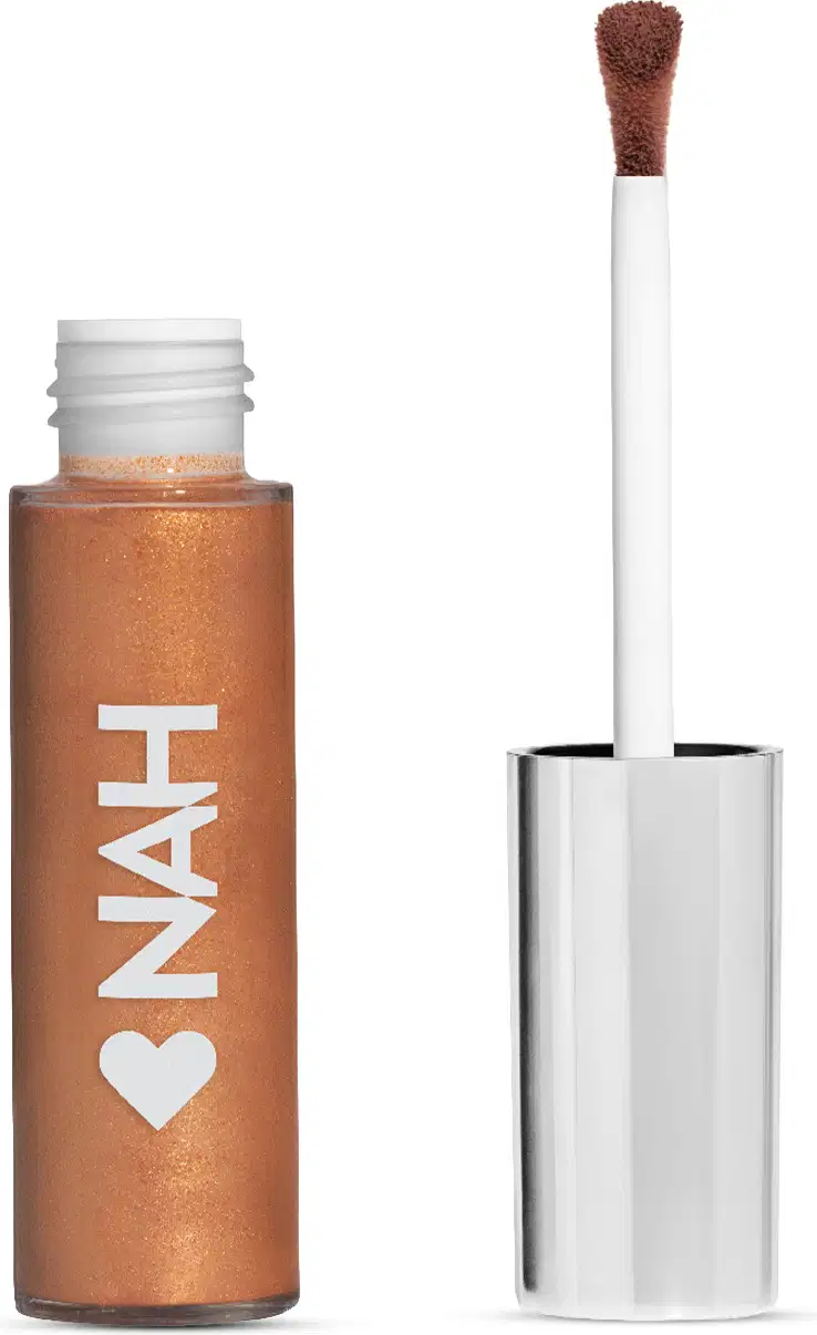 Frasco de item de make com aplicador em formato de pincel, na cor bronze com texto branco "NAH" e coração, sobre fundo branco.