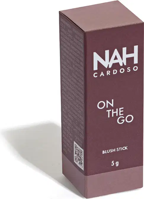 Caixa de blush em tom marrom escuro da marca NAH Cardoso, com a inscrição "On the go" na embalagem. O produto é apresentado em um formato retangular compacto.