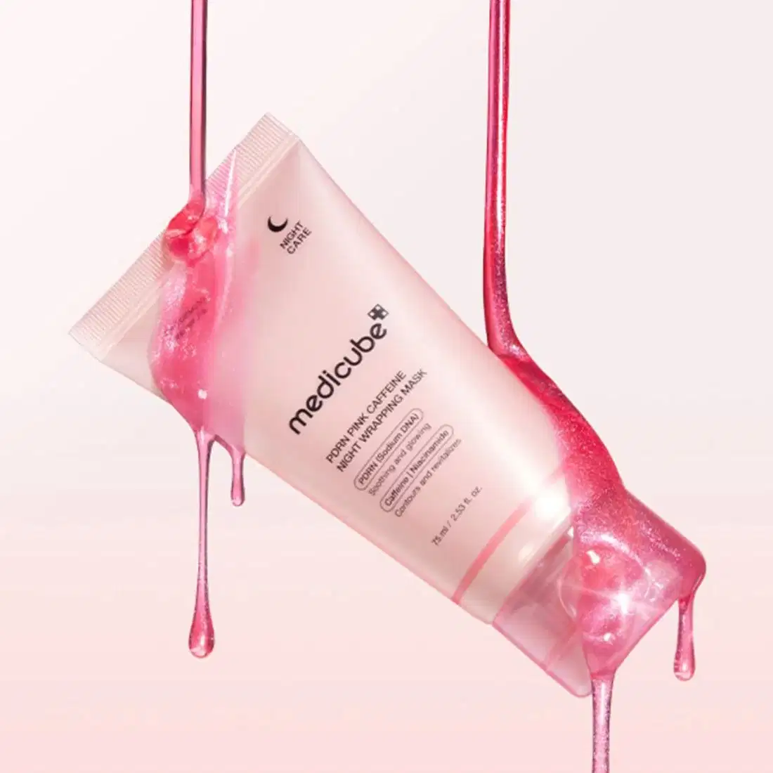 Cenário clean em tons rosa pastel, com um tubo Medicube Night Care sendo envolvido por gel rosa escorrendo, sugerindo textura cremosa e uso noturno de máscara.