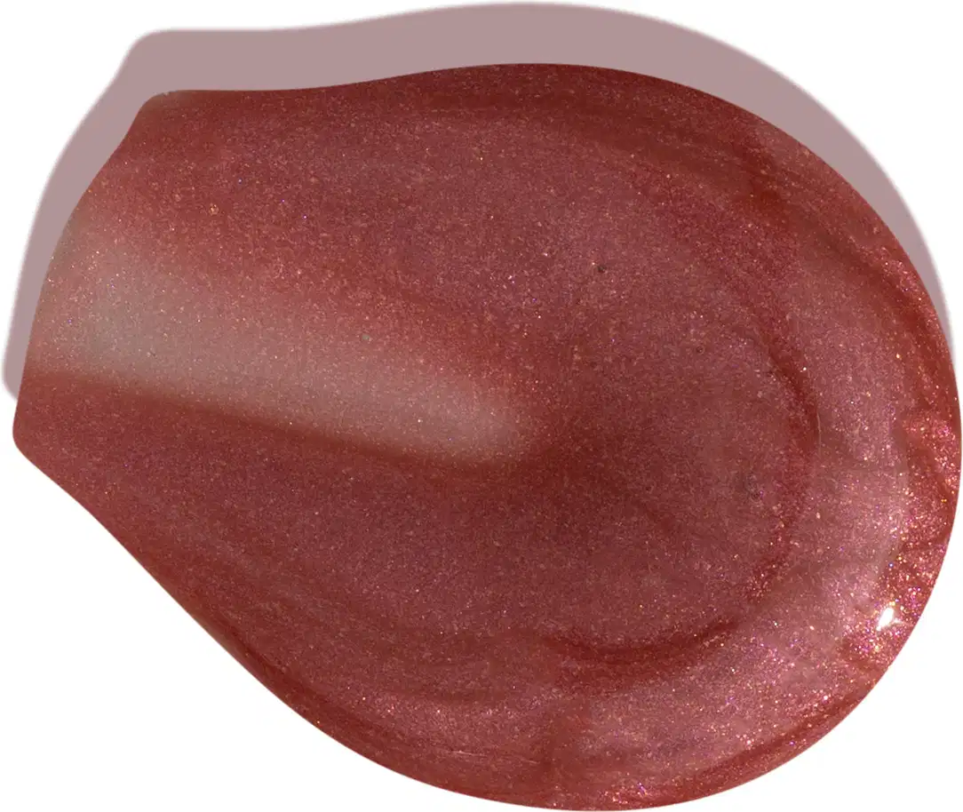 Textura cremosa e brilhante do gloss, com tons de marrom avermelhado, apresentando uma aparência suave e sedosa.