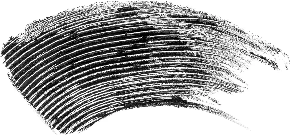 A imagem mostra a aplicação da textura escura e estriada do produto, o rímel da marca Vult.
