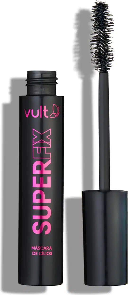 O produto apresentado na imagem é um rímel da marca Vult, chamado "Super Fix". A embalagem é preta com detalhes em rosa, exibindo o nome da marca e do produto. O rímel possui um aplicador com cerdas escuras, típico de produtos dessa categoria.