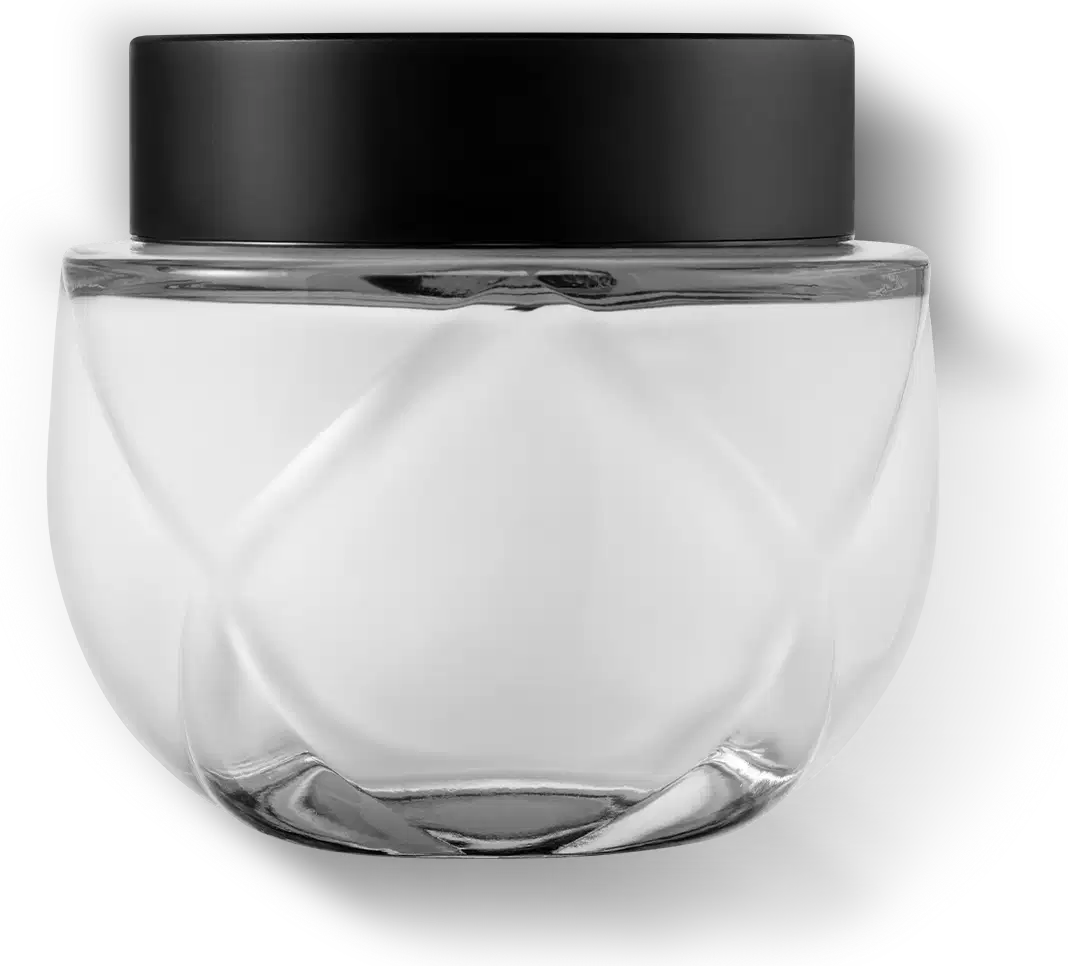 Frasco de vidro transparente arredondado com tampa preta. A embalagem tem um design minimalista e clean, com linhas suaves e uma forma esférica. As cores predominantes são o preto da tampa e o transparente do vidro e a cor branca do creme.