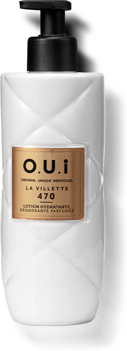 Embalagem transparente com creme na cor branca opaca e tampa de bombear preta. Rótulo retangular dourado com as iniciais O.U.i e o nome do produto em letras pretas.