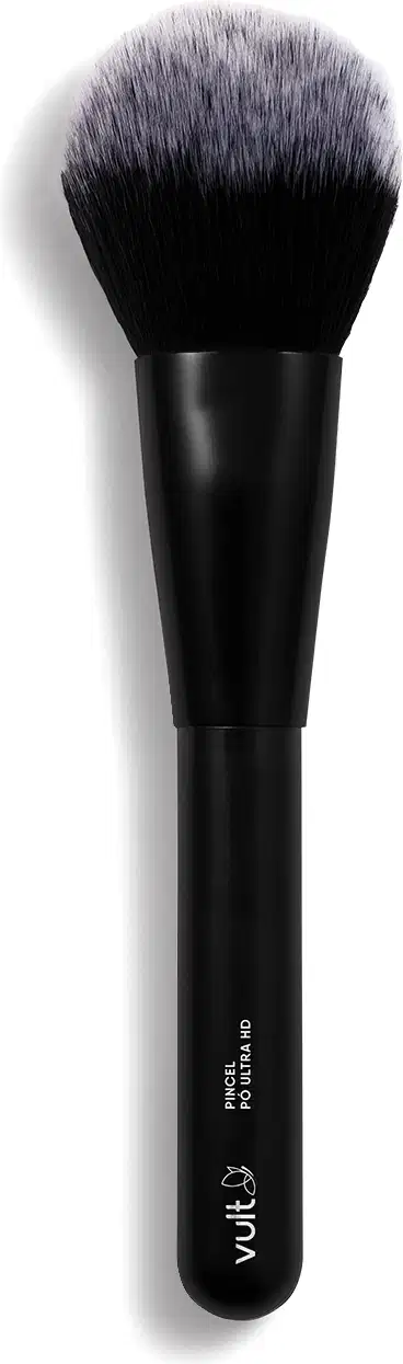 Pincel de maquiagem para aplicação de pó. Cabo preto longo e firme com o logotipo "Vult" impresso. Cerdas macias e densas em tom ombré de preto para cinza claro. Formato arredondado e denso ideal para aplicação uniforme de produtos em pó no rosto.