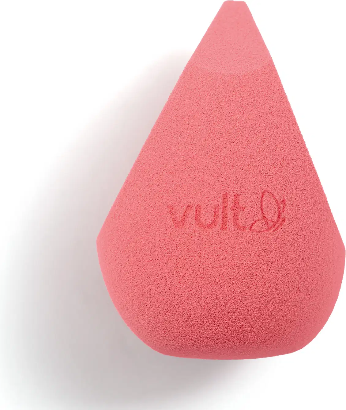 Esponja de maquiagem triangular de cor rosa vibrante. Possui textura porosa e macia. Na superfície, está impresso em decalque o logotipo Vult. O produto tem formato cônico, com uma das pontas mais afilada e apresenta um acabamento fosco e uniforme.