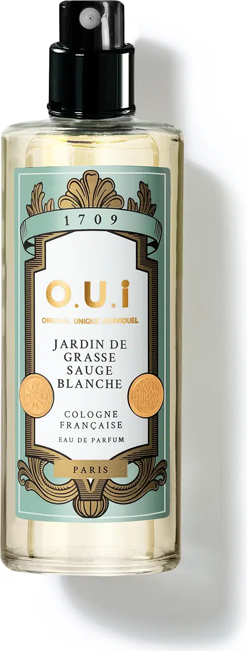 Frasco de eau de parfum da marca O.U.i. com rótulo em tons de verde e dourado, apresentando o nome "Jardin de Grasse Sauge Blanche" e informações sobre a origem francesa do produto.