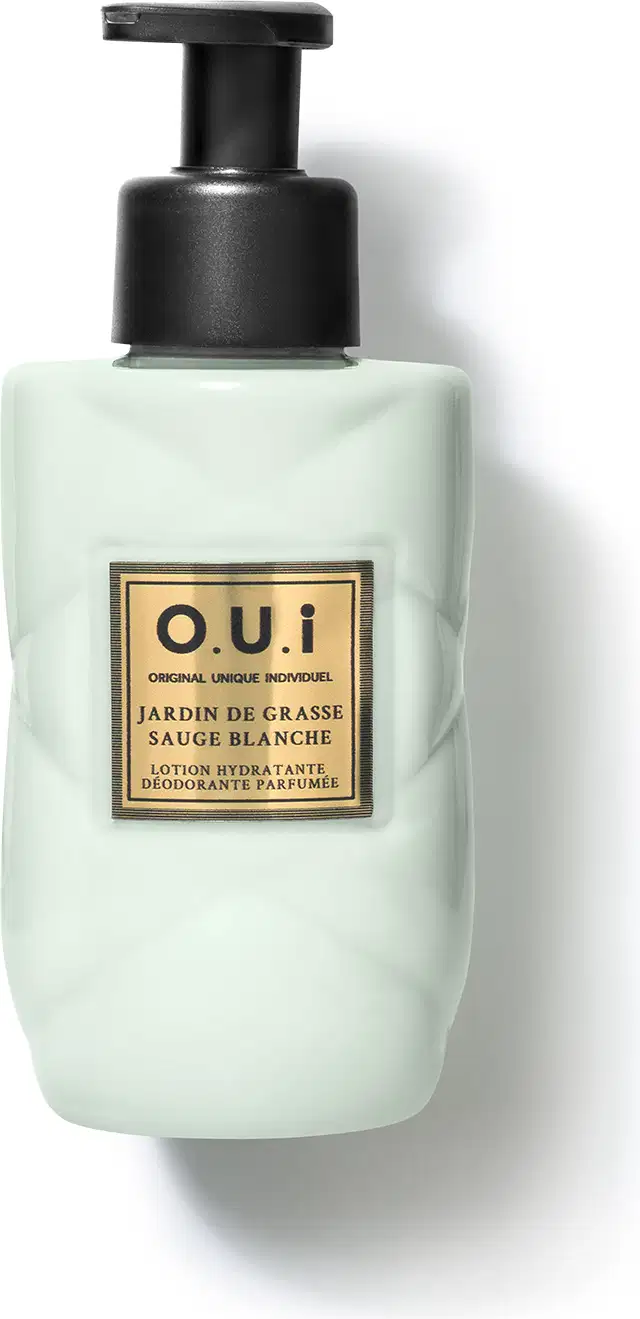 Frasco tipo pump de loção hidratante e desodorante perfumada da marca O.U.I., com embalagem de vidro na cor verde-clara e rótulo dourado com texto em francês.