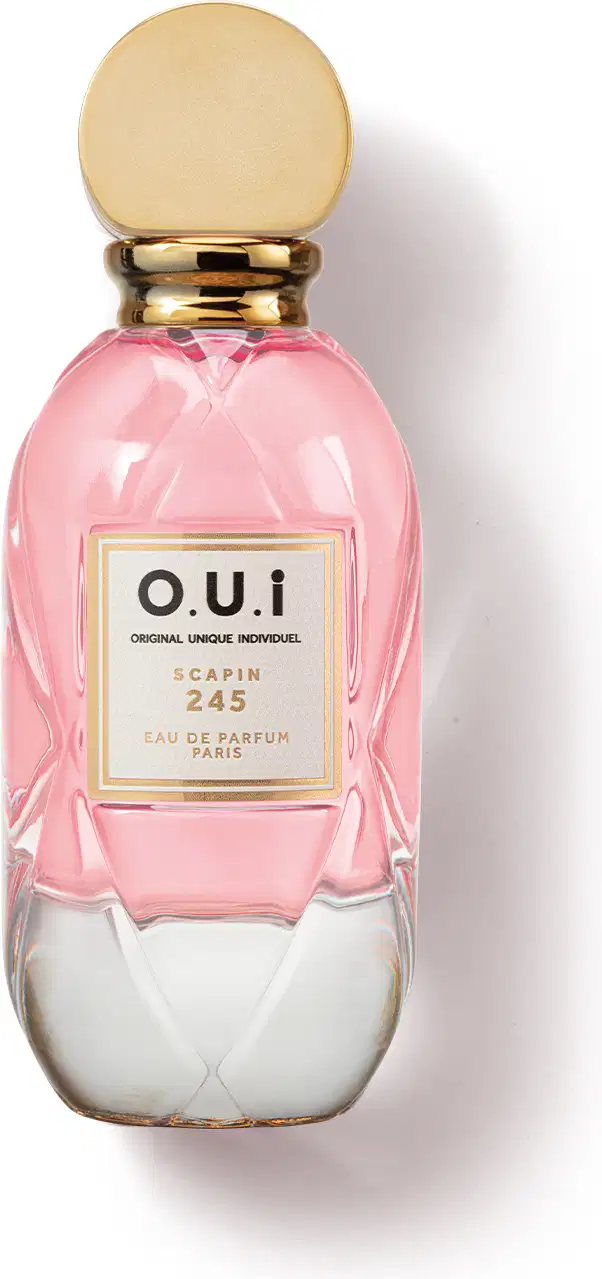 Frasco de perfume O.U.i. com design elegante e cores rosa e dourado. Rótulo com nome da marca e informações sobre a fragrância "Scapin 245". Embalagem de vidro com tampa dourada, apresentando uma aparência sofisticada e exclusiva.
