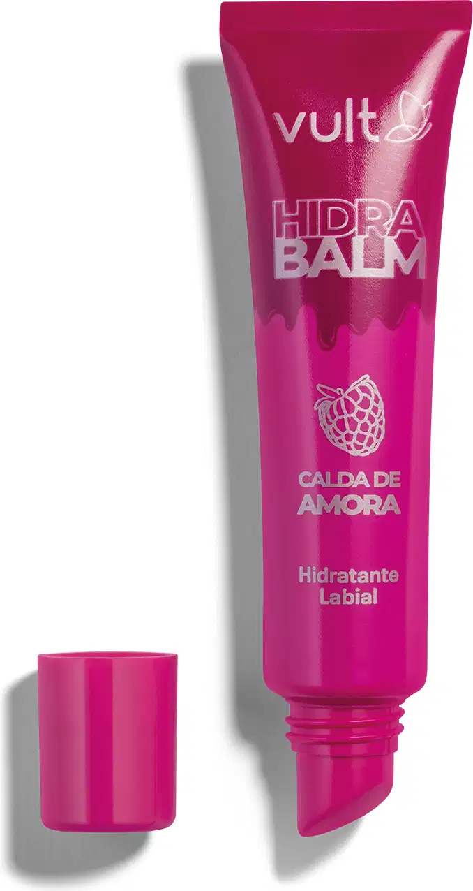 Tubo rosa de hidratante labial da marca Vult com aplicador embutido. Rótulo em cores prateadas com o texto Calda de Amora em destaque. Embalagem com tampa vermelha, apresentando o nome do produto "Hidra Balm" em destaque.