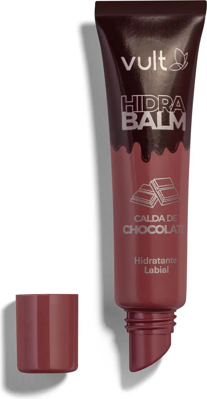 Tubo marrom de hidratante labial da marca Vult com aplicador embutido. Rótulo em cores douradas com o texto Calda de Chocolate em destaque. Embalagem com tampa vermelha, apresentando o nome do produto "Hidra Balm" em destaque.