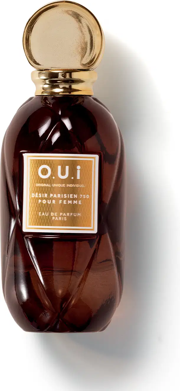 Frasco de item de perfumaria da marca O.U.i, com tampa dourada e corpo de vidro âmbar, rótulo com texto "Désir Parisien 750 pour femme" em fundo amarelo.
