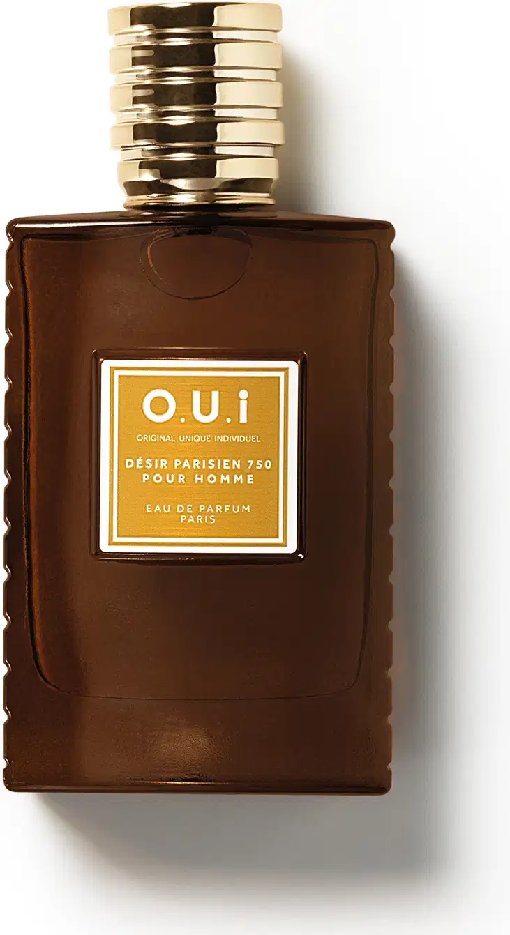 Frasco de item de perfumaria da marca O.U.i. com formato retangular, tampa dourada e rótulo com texto em amarelo e marrom sobre fundo marrom escuro.