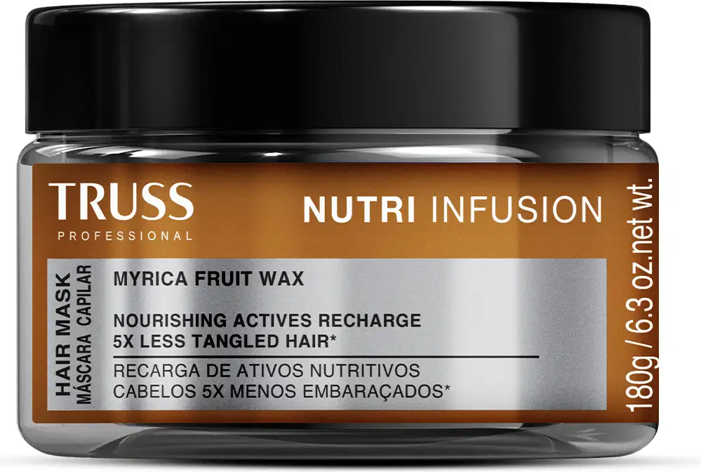Pote redondo preto com tampa de rosquear. Máscara capilar Truss Nutri Infusion, com rótulo em cor bronze e letras brancas destacando o nome do produto e informações sobre seus benefícios em fundo prateado.