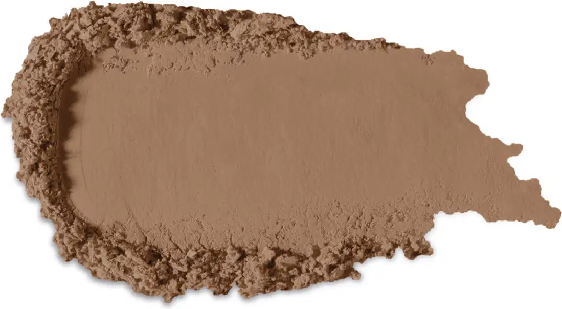 Textura no tom marrom de produto de maquiagem com acabamento aveludado e superfície irregular, com pequenos grânulos visíveis, indicando a textura em pó.
