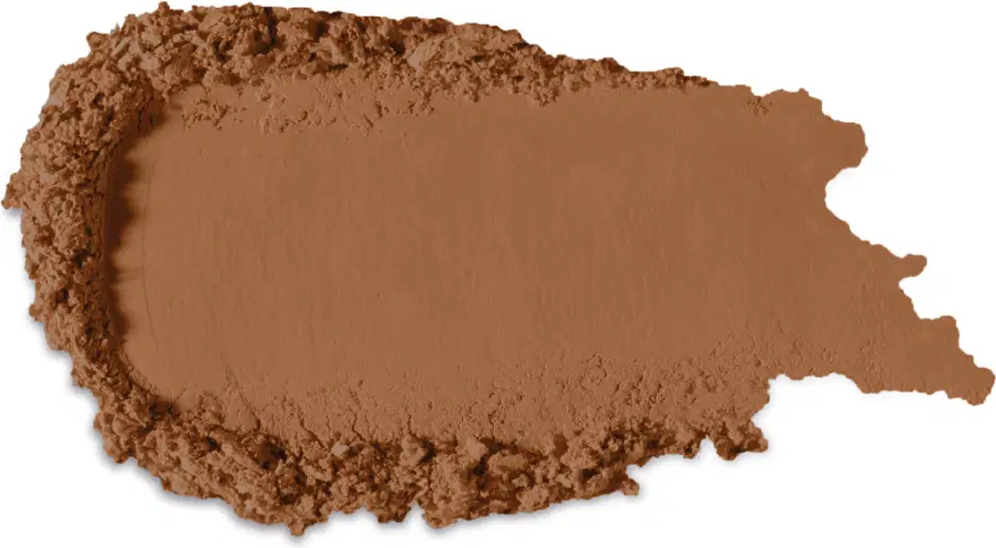 Textura no tom marrom de produto de maquiagem com acabamento aveludado e superfície irregular, com pequenos grânulos visíveis, indicando a textura em pó.
