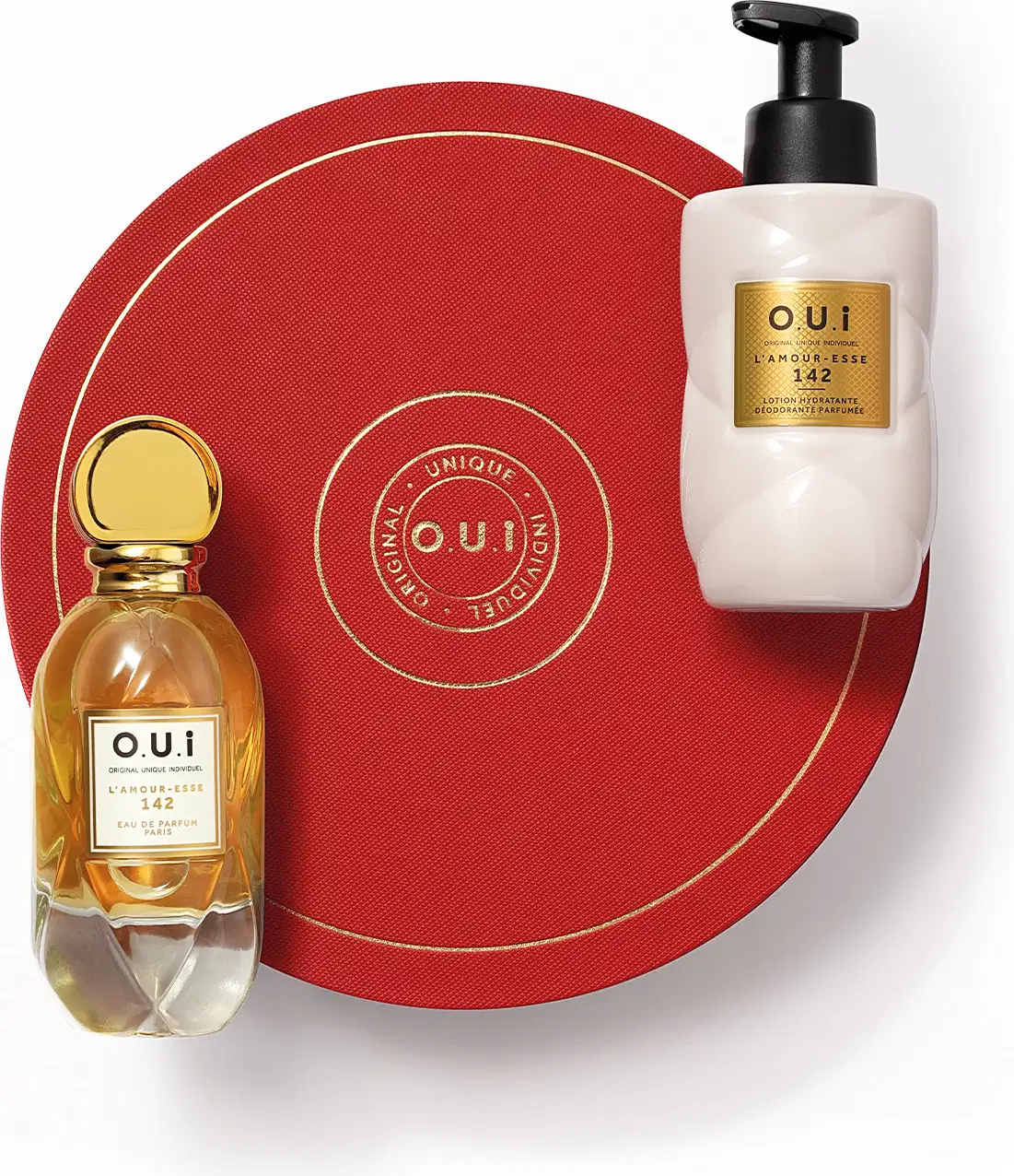 Fragrância O.U.i. em frasco de vidro dourado e loção hidratante em embalagem branca com rótulo dourado, apresentados sobre fundo vermelho com logotipo da marca.