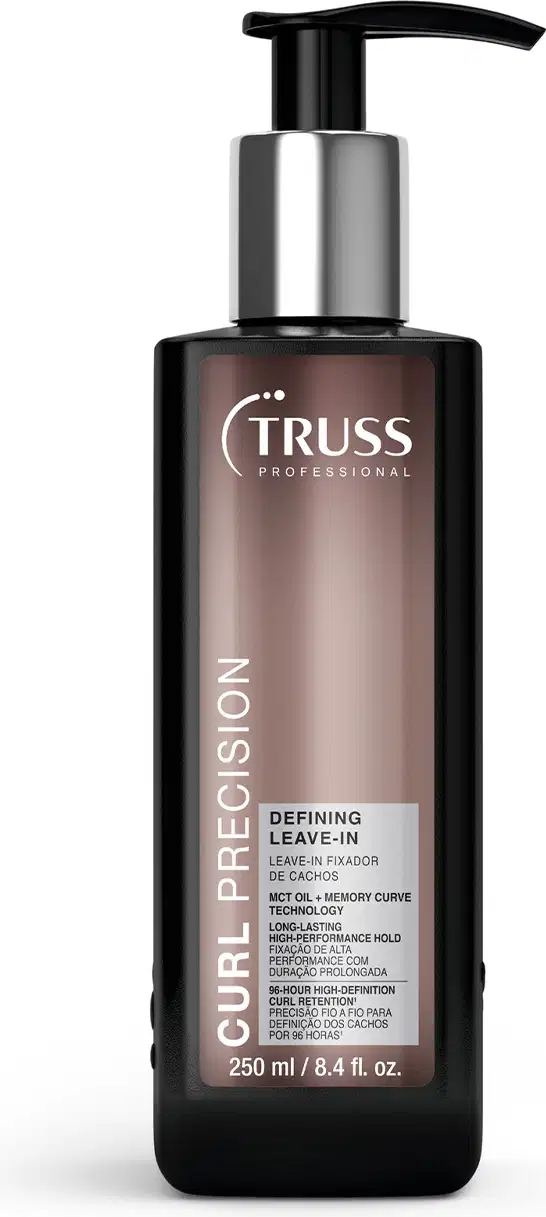Frasco de plástico preto e prata com bomba dosadora, rótulo com a marca "TRUSS PROFESSIONAL" e texto "CURL PRECISION DEFINING LEAVE-IN", sendo um leave-in finalizador para cabelos.