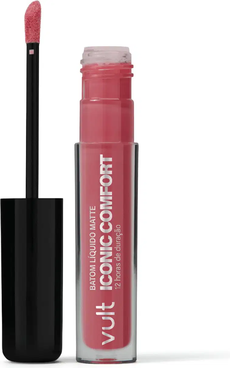 Batom líquido matte da linha Iconic Comfort da marca Vult, em embalagem plástica transparente com tampa preta e aplicador. A cor predominante é um tom de rosa.