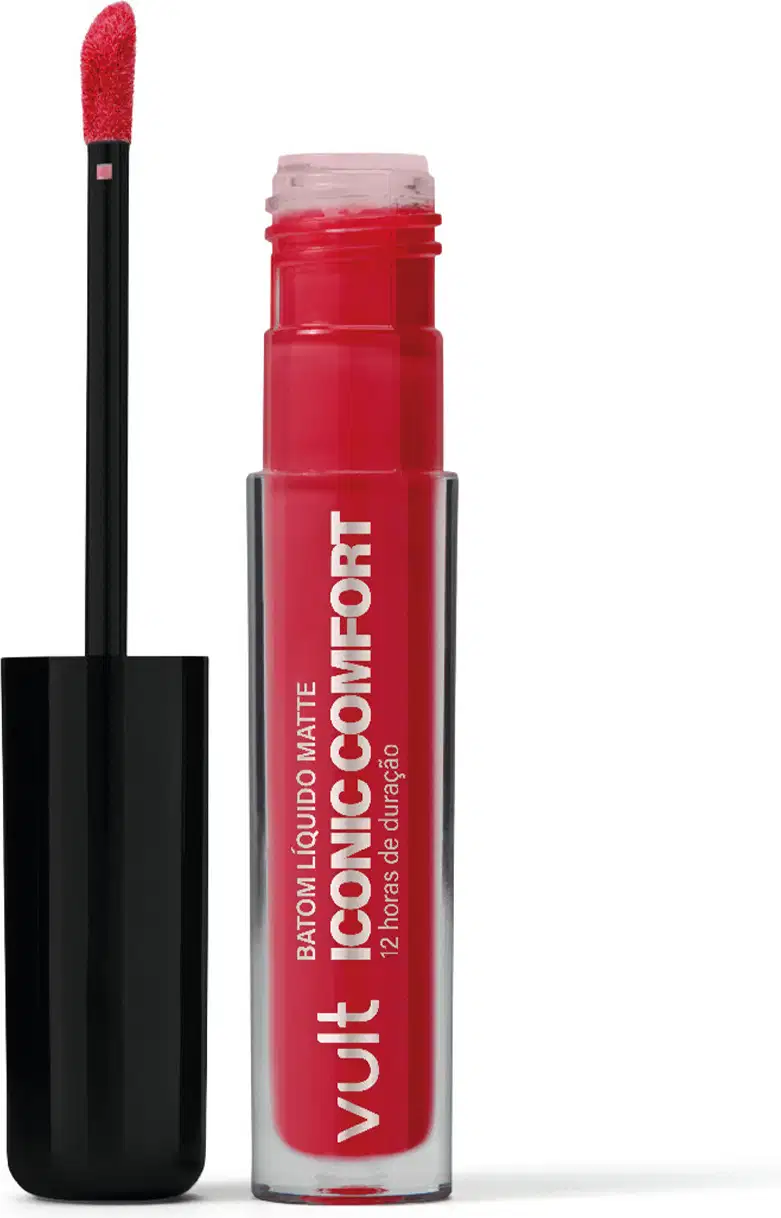 Batom líquido matte da marca Vult, na cor vermelha, em embalagem plástica com aplicador. O rótulo exibe o nome "Iconic Comfort" e informações sobre o produto.