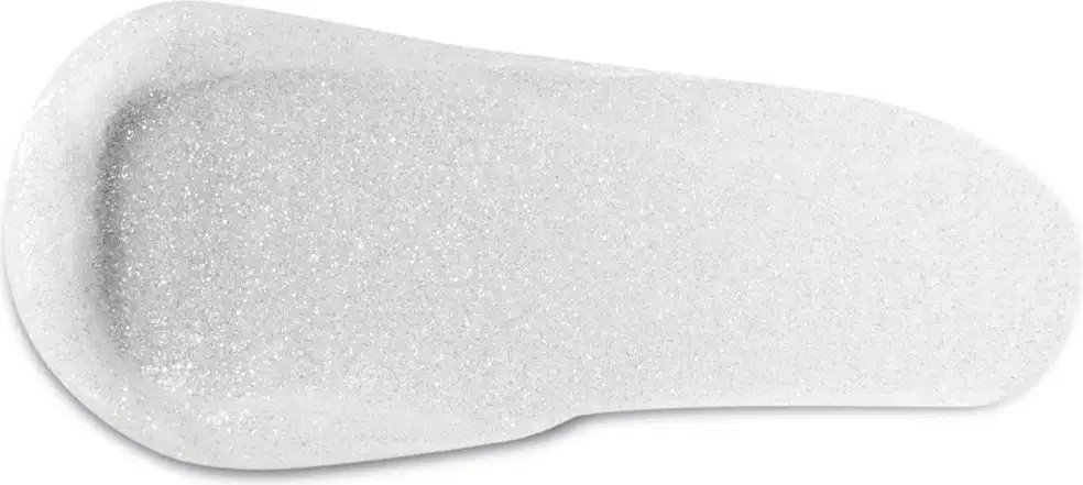 Textura suave e uniforme, com aparência aveludada e brilho sutil. Produto de beleza com consistência leve e delicada.