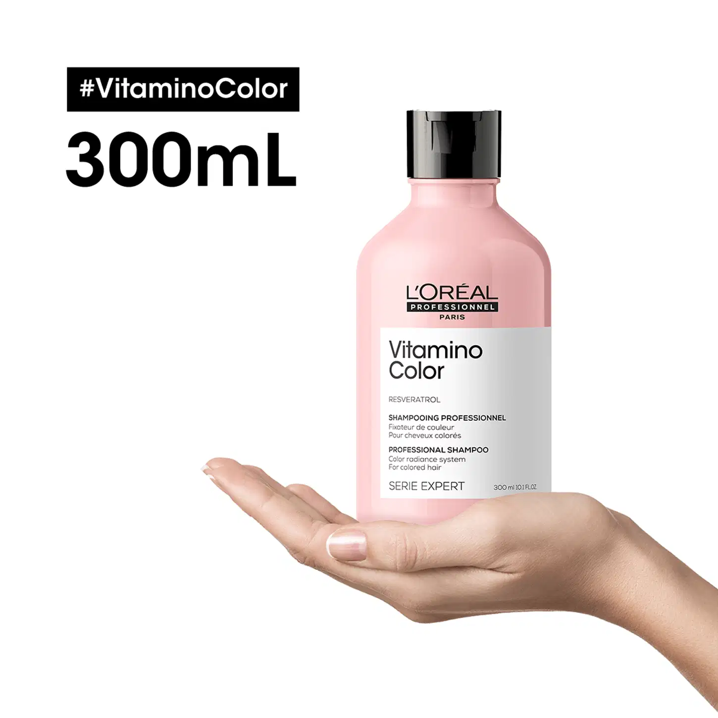 Frasco de 300 mL de shampoo da marca L'Oréal Professionnel, da linha Vitamino Color. O frasco é rosa claro com rótulo branco e preto, exibindo o nome do produto e a hashtag "#VitaminoColor".